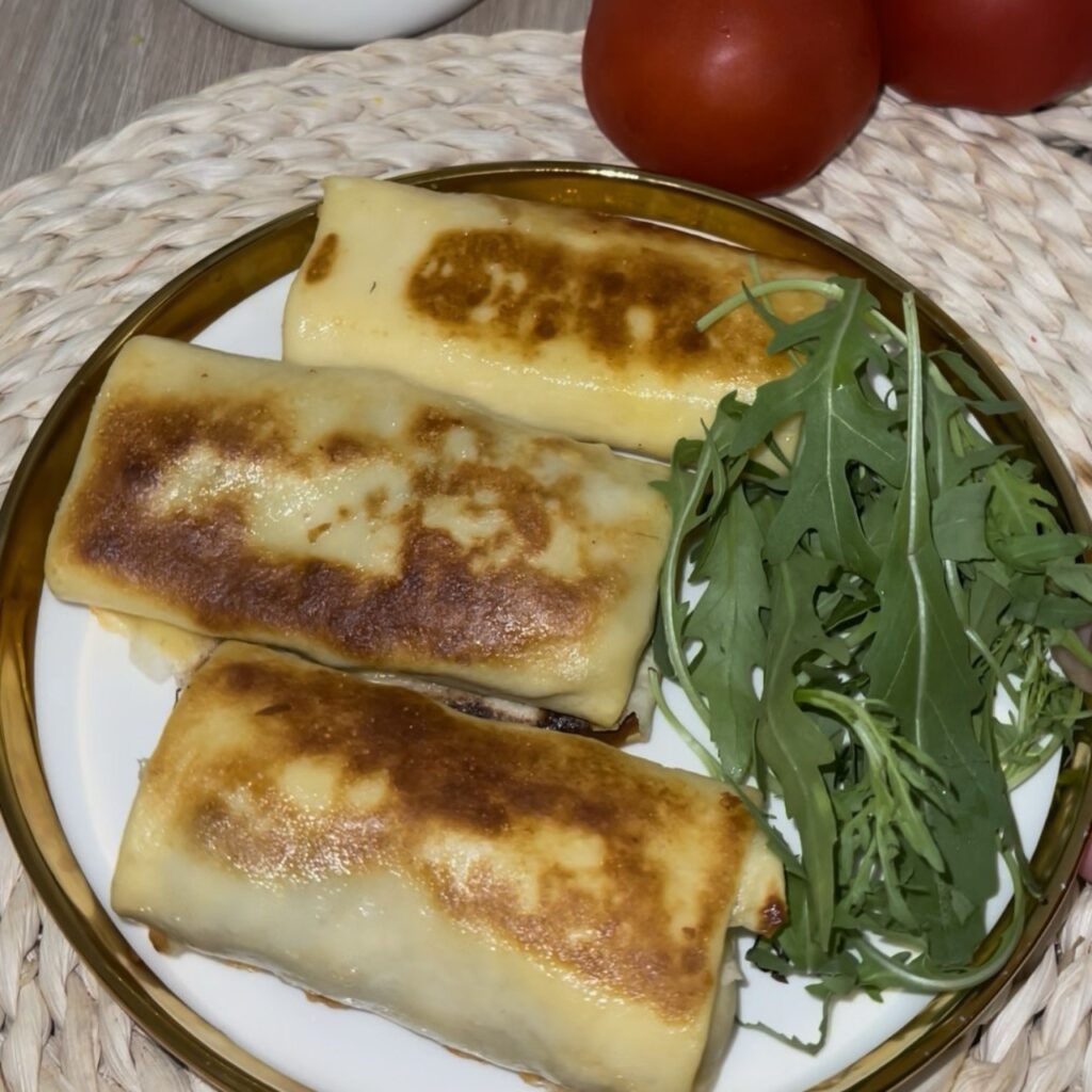 Смачні млинці з куркою і грибами – Легкий рецепт для вечері