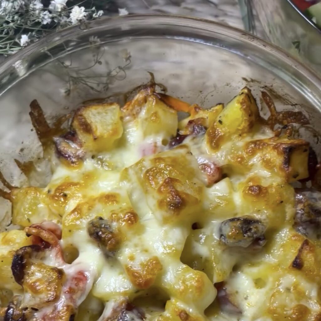 Запечена картопля з ковбасками – Смачний варіант вечері