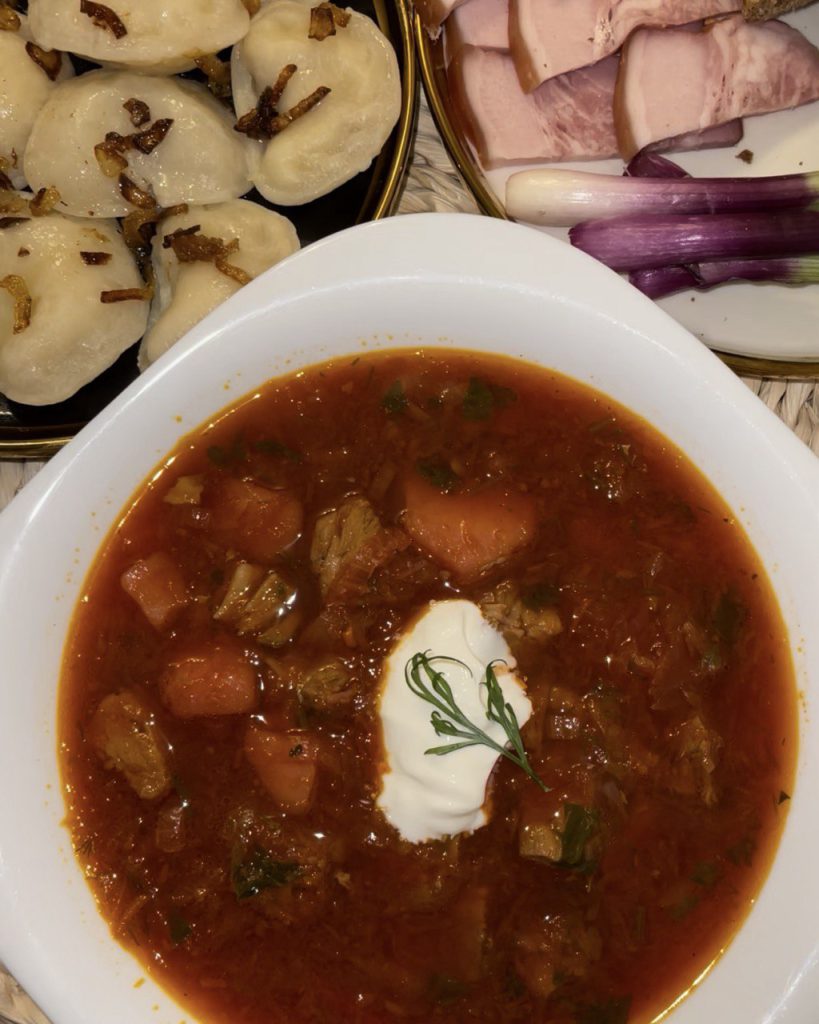 Український борщ з м'ясом, картоплею, капустою та буряком