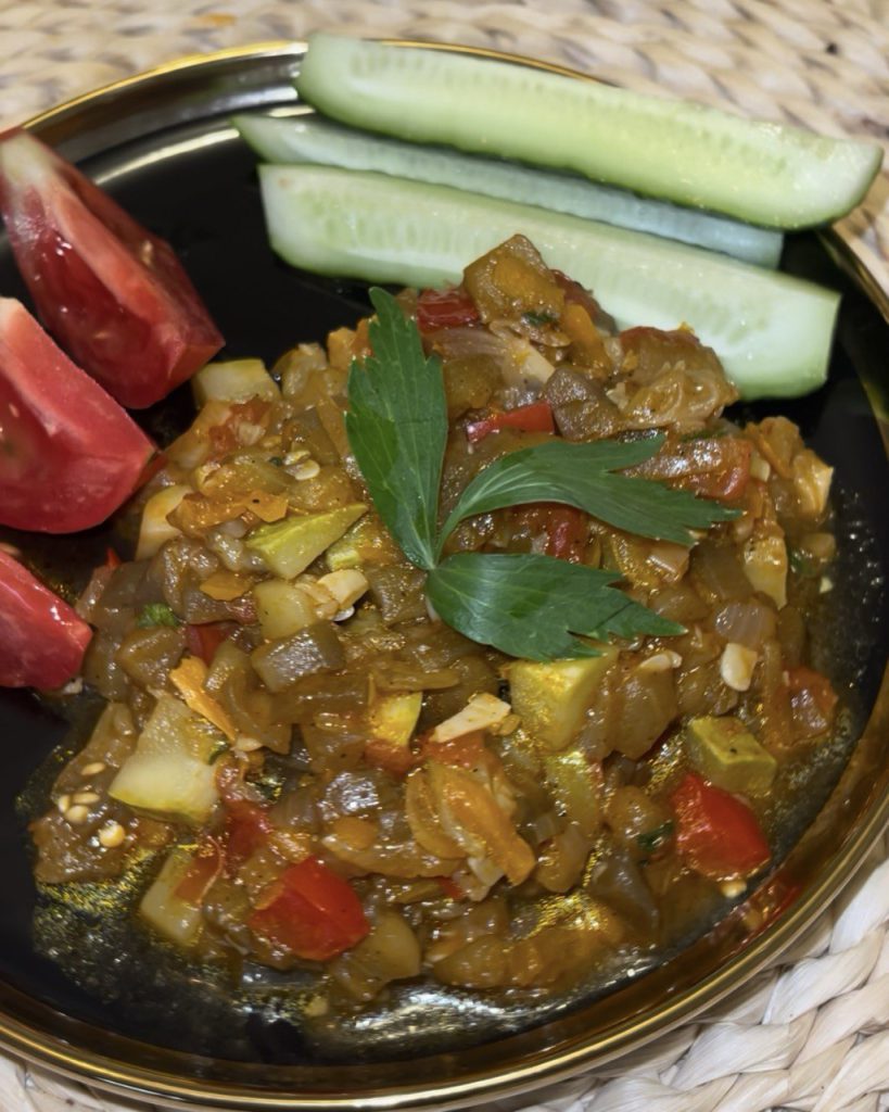 Овочева ікра на сковороді, приготована з різноманітними овочами