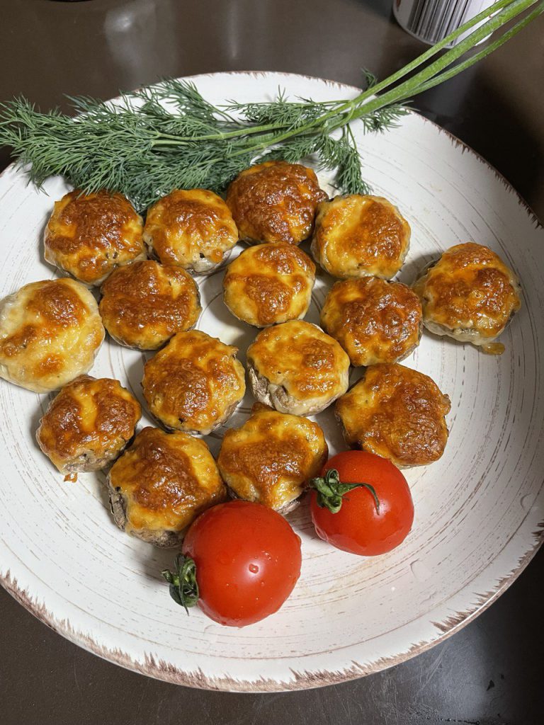 Запечені шампіньйони з сиром і куркою – легка і смачна закуска