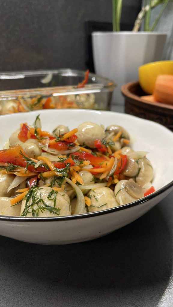 Гриби, мариновані з овочами