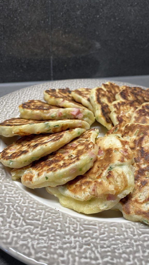 Оладки з ковбасою і сиром