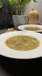 Гороховий суп з копченими реберцями та сушеними грибами