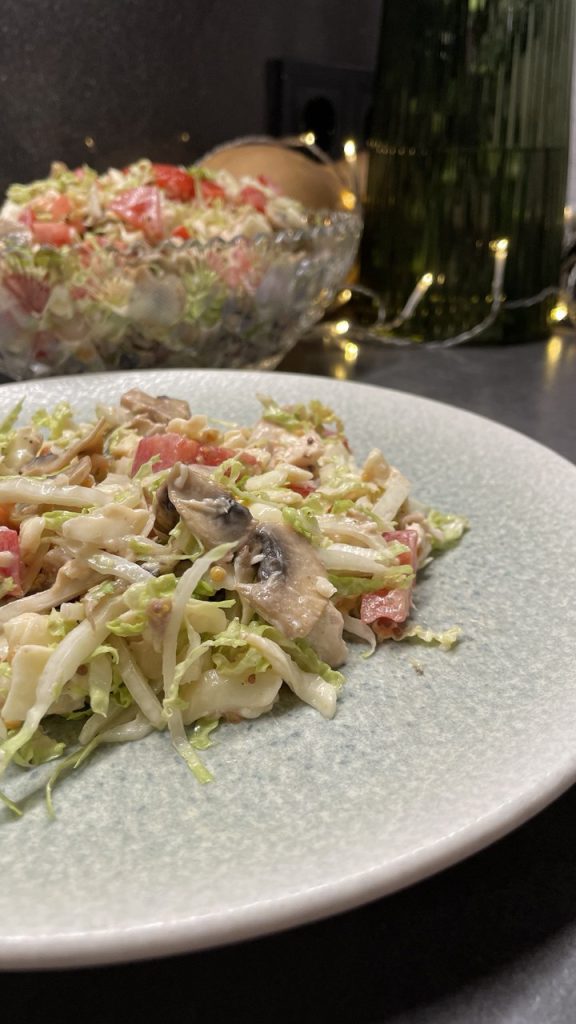 Салат з куркою, грибами та пекінською капустою
