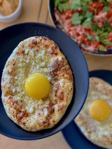 Хачапурі з кисломолочного сиру – ніжна та смачна випічка | IamChef