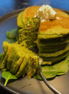 Шпинатні панкейки – яскравий та поживний сніданок | IamChef