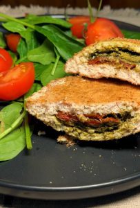 Курячий кальцоне – ароматна випічка з соковитою начинкою | IamChef