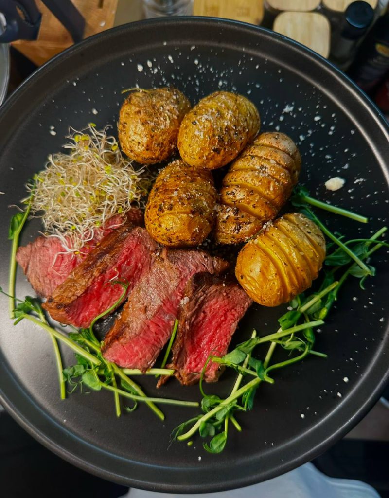 Соковитий яловичий стейк із запеченою картоплею – класична страва для гурманів | IamChef