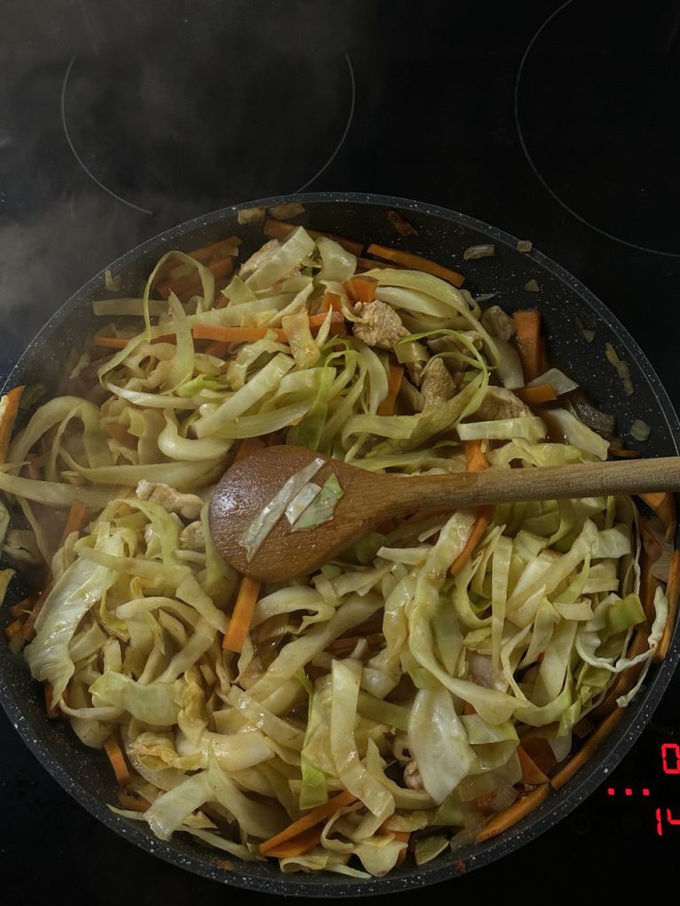 Тушкована капуста з м’ясом – ситна і смачна домашня страва | IamChef