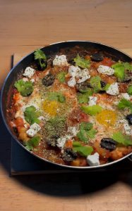 Шакшука з нутом та фетою – яскрава і смачна страва для сніданку | IamChef