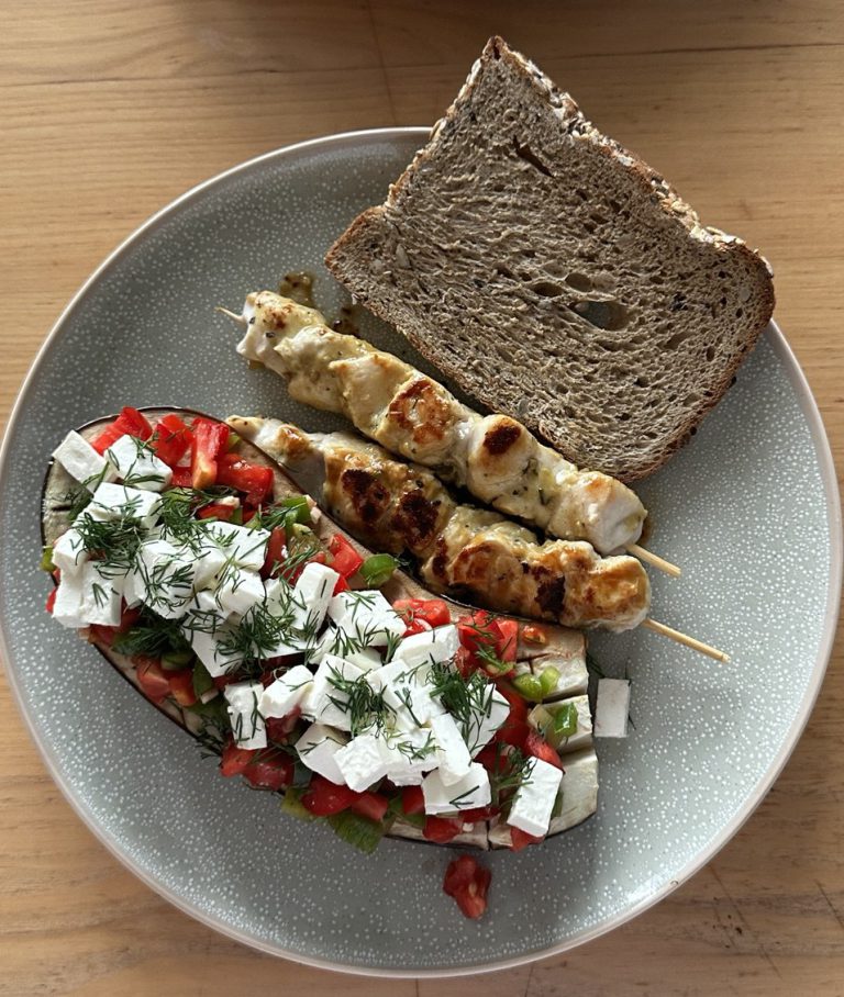 Курячі шашлички з печеним баклажаном, овочами та фетою – смачна страва для всієї родини | IamChef