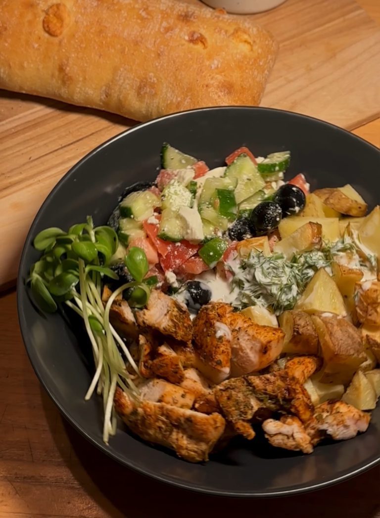 Боул з куркою в грецькому стилі – корисний та смачний обід | IamChef