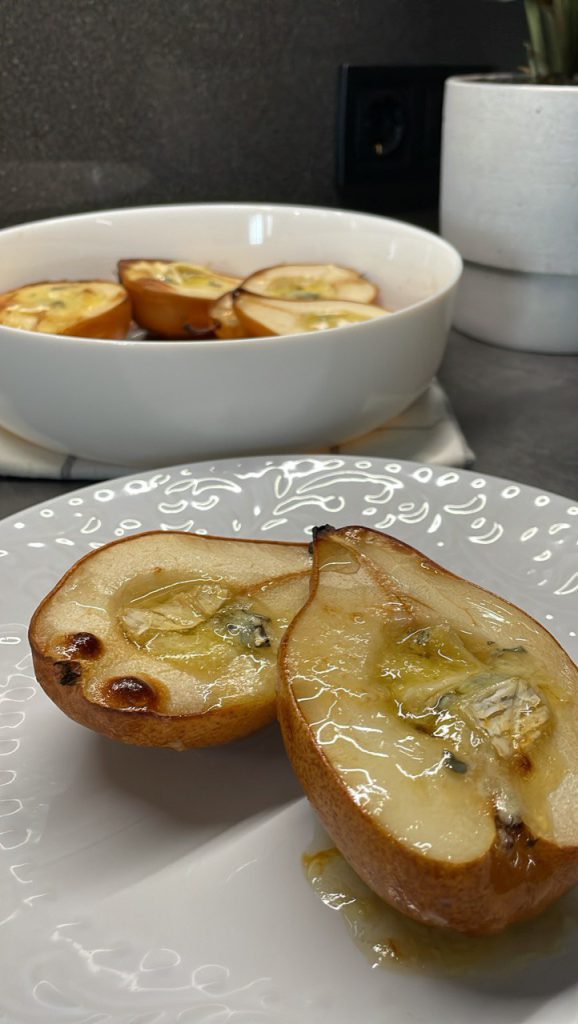 Смачнючі запечені груші з сиром – ароматний і ніжний десерт | IamChef