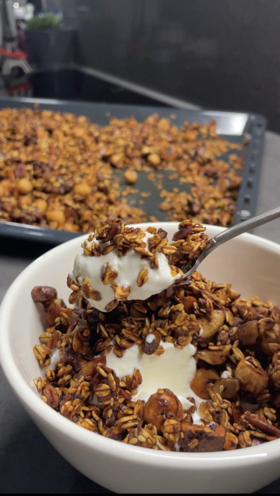 Гранола з горішками і бананом – смачний і корисний сніданок | IamChef