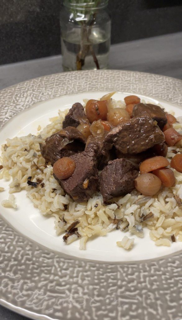 Гуляш із соковитим м’ясом і овочами в густому соусі | IamChef