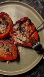 Фаршировані перці з рисом – ароматна та ситна страва в ніжному соусі | IamChef