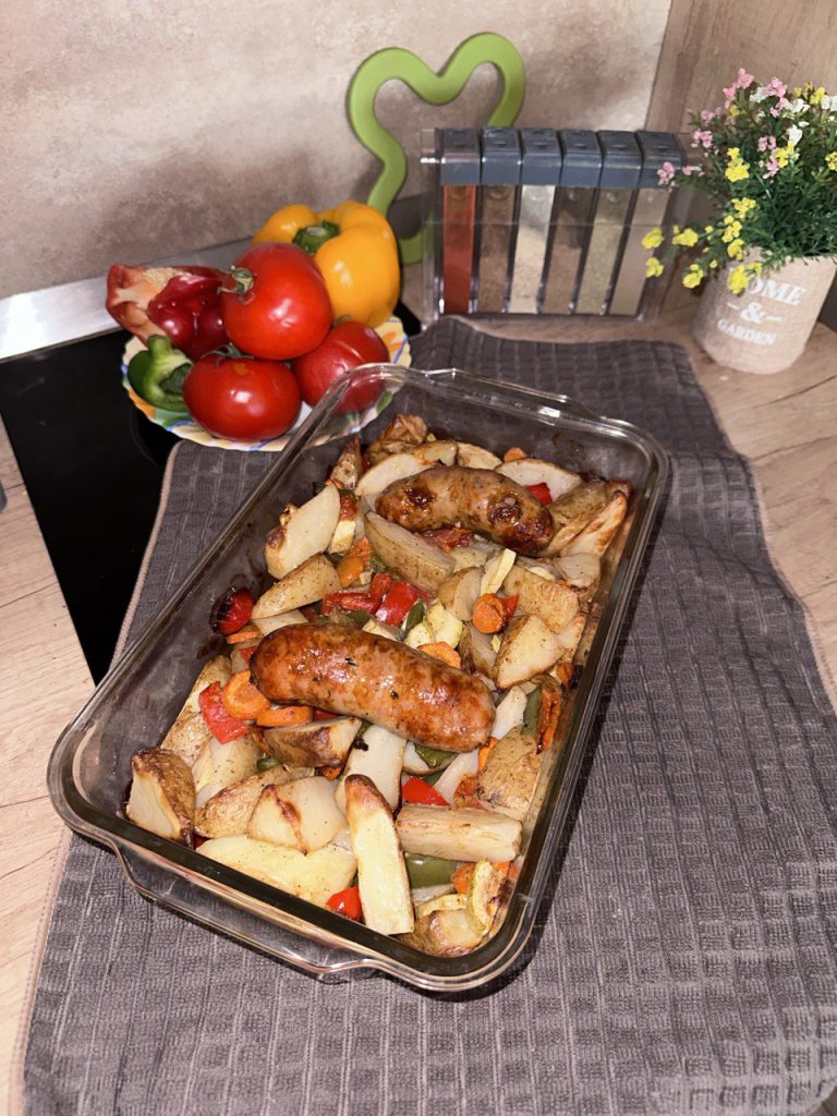 Овочі запечені з ковбасками