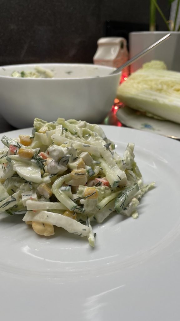 Салат з крабовими паличками, пекінською капустою та дайконом