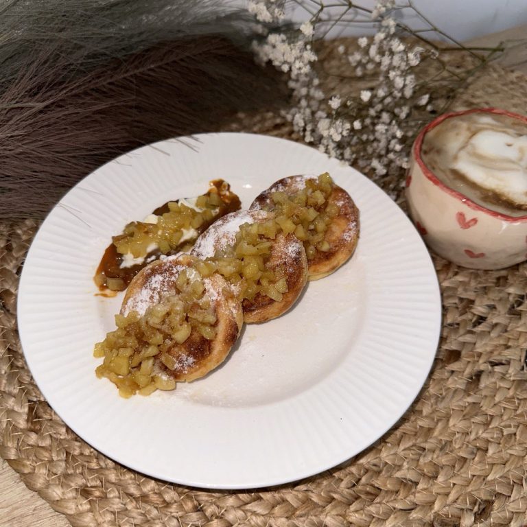 Сирники з карамелізованим яблуком