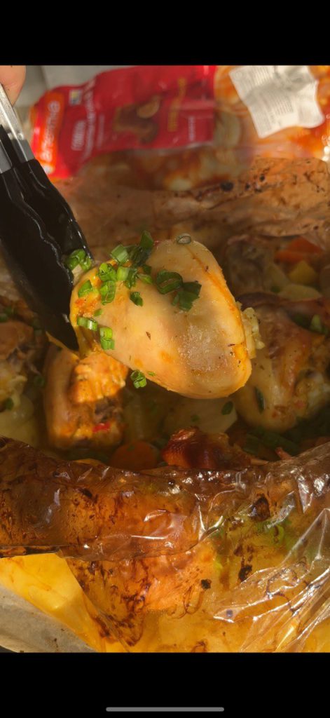 Запечена картопля з курячими гомілками та овочами у духовці