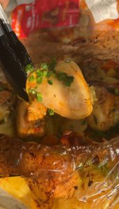Запечена картопля з курячими гомілками та овочами у духовці