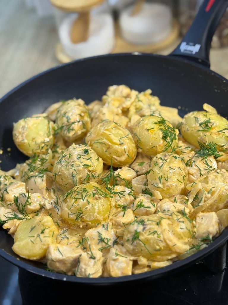 Молода картопля з куркою та кропом у сковороді