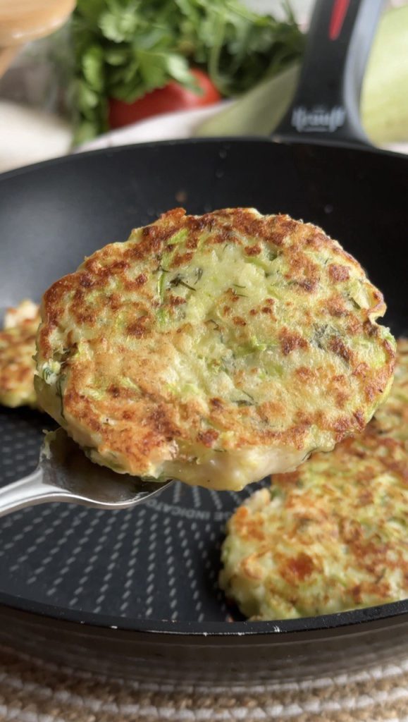 Кабачкові оладки з куркою та сиром, золотисті та хрусткі на сковороді