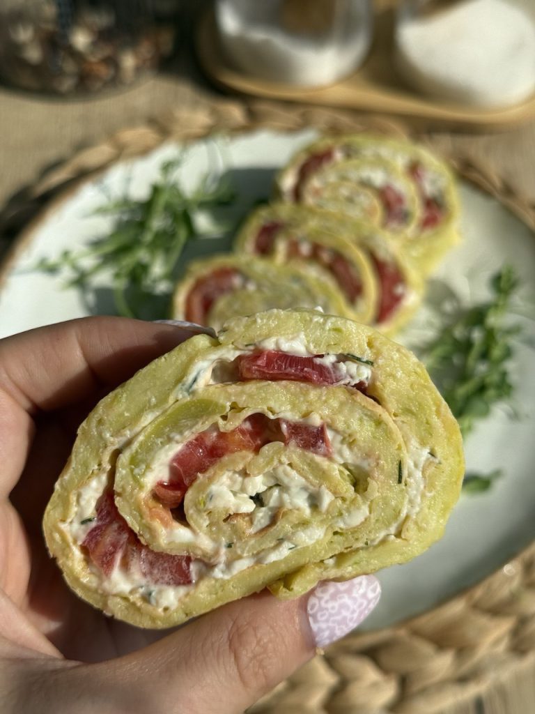 Кабачковий рулет із сирною начинкою, зеленню та помідором