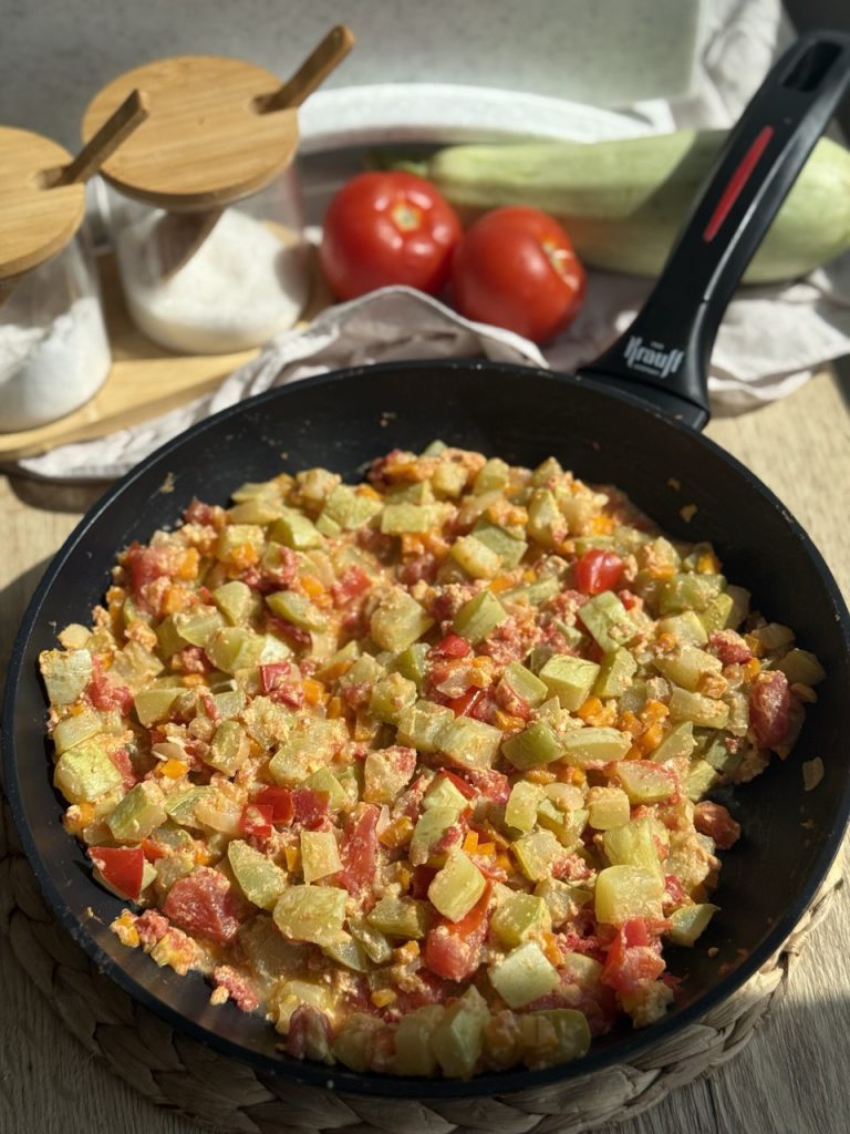 Овочеве рагу з кабачками, морквою та помідорами у глибокій тарілці