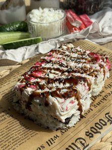 Лінивий суші-торт з рисом, крабовими паличками, ікрою та крем-сиром