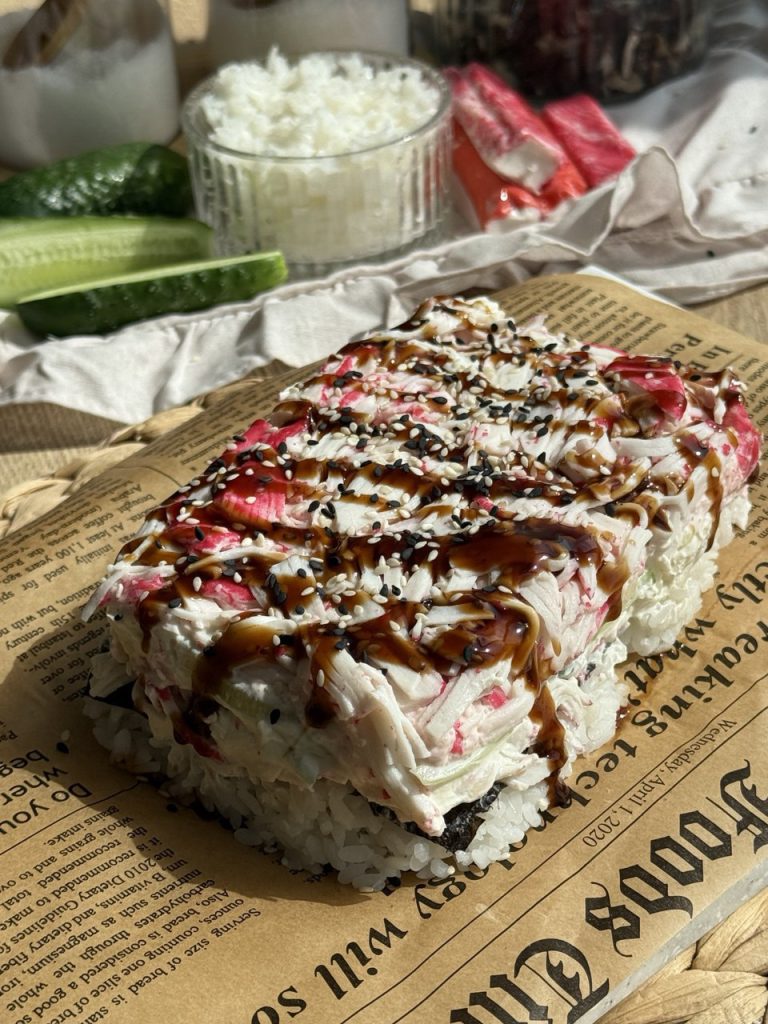 Лінивий суші-торт з рисом, крабовими паличками, ікрою та крем-сиром
