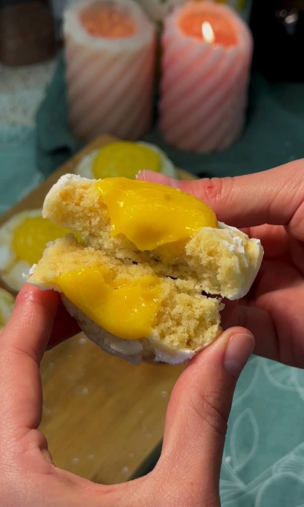 Лимонне печиво з цукровою пудрою та лимонним курдом, подане на тарілці