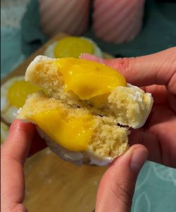 Лимонне печиво з цукровою пудрою та лимонним курдом, подане на тарілці