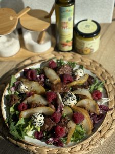 Теплий салат з смаженою курячою печінкою, часточками груші та ягодами малини