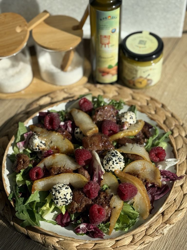 Теплий салат з смаженою курячою печінкою, часточками груші та ягодами малини