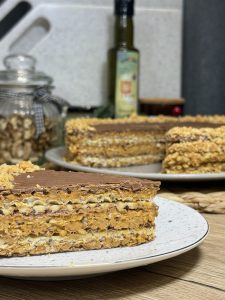 Готовий вафельний торт Снікерс зі згущеним молоком та арахісом