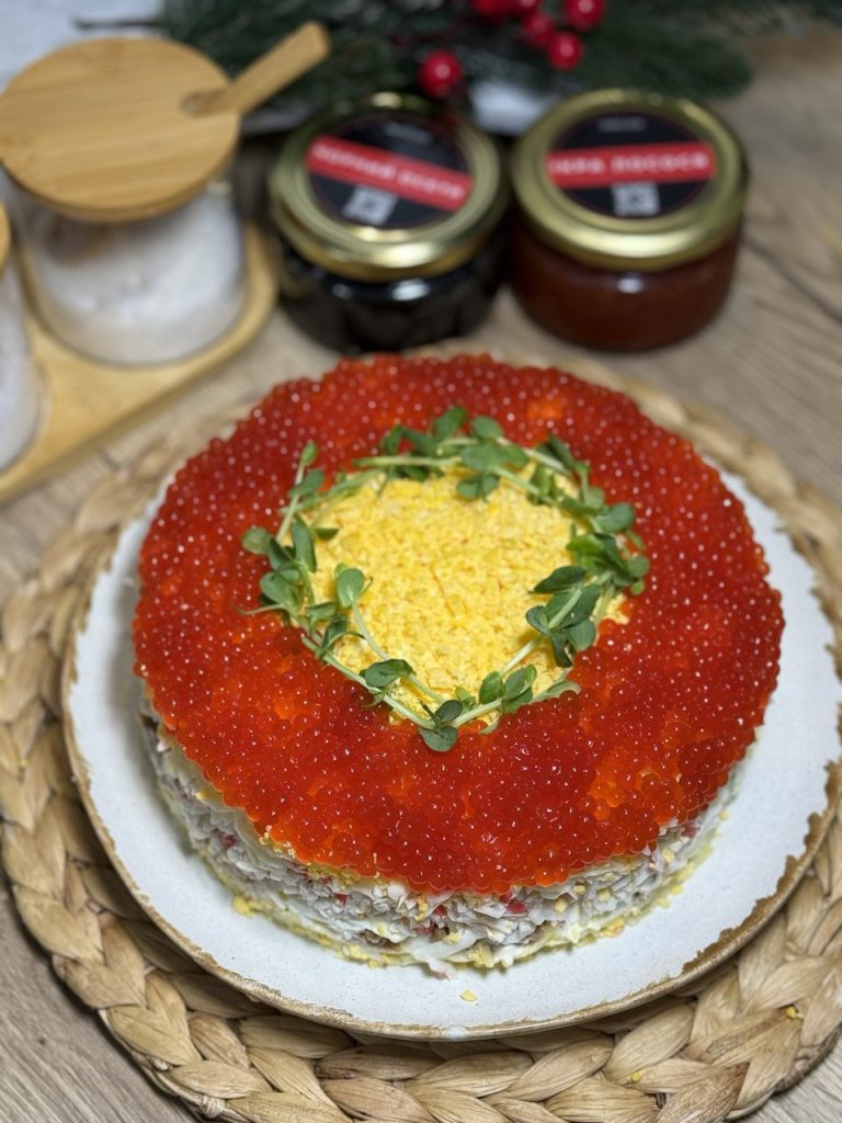 Святковий салат з тунцем, крабовими паличками та червоною ікрою