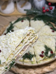 Закусочний торт з круглого лаваша з начинкою з тунця та кукурудзи