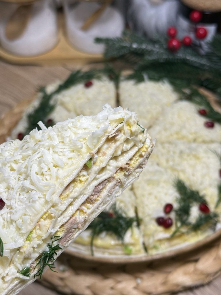 Закусочний торт з круглого лаваша з начинкою з тунця та кукурудзи