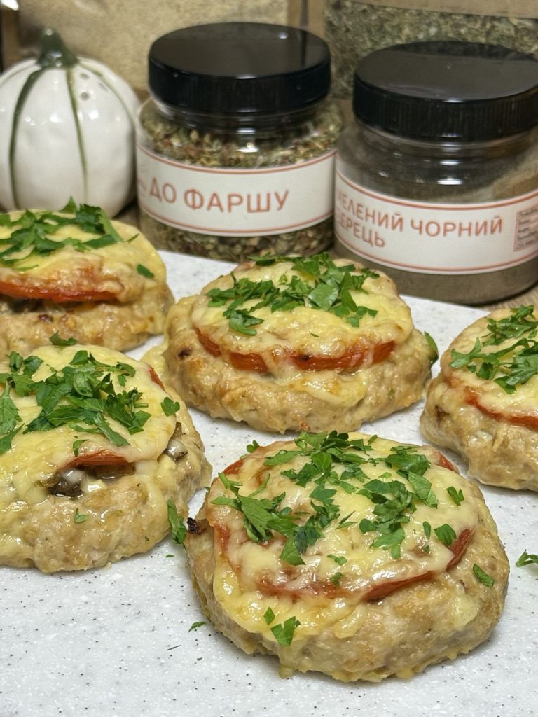 Запечені порційні кошики з курячого фаршу з грибною начинкою та сиром
