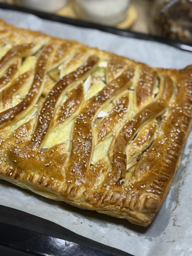 Пиріг з куркою, грибами та сиром Брі
