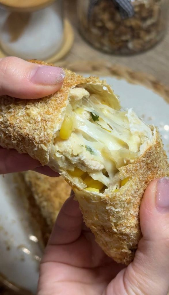Хрусткі рулетики з куркою та сиром